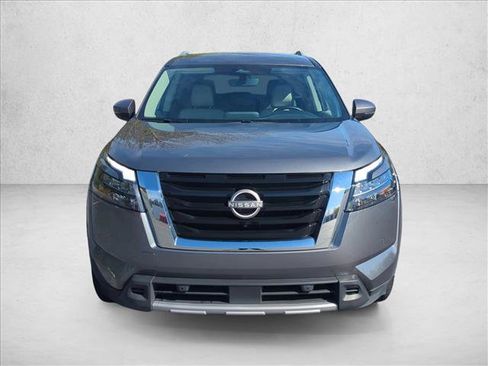 Used 2025 Nissan Pathfinder SL FWD image 2