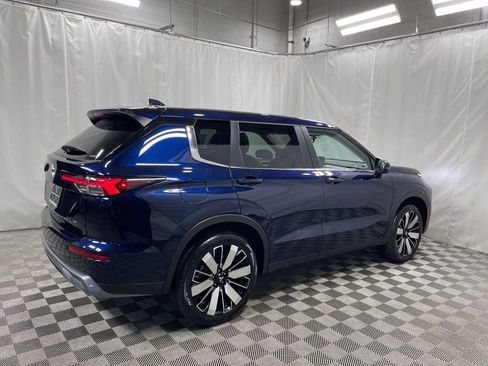 New 2025 Mitsubishi Outlander SE image 3
