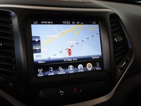Used 2018 Jeep Cherokee Trailhawk AWD/4WD image 7