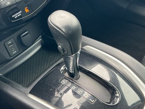 Used 2016 Nissan Rogue SL image 19