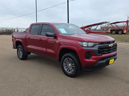 Used 2023 Chevrolet Colorado LT image 2