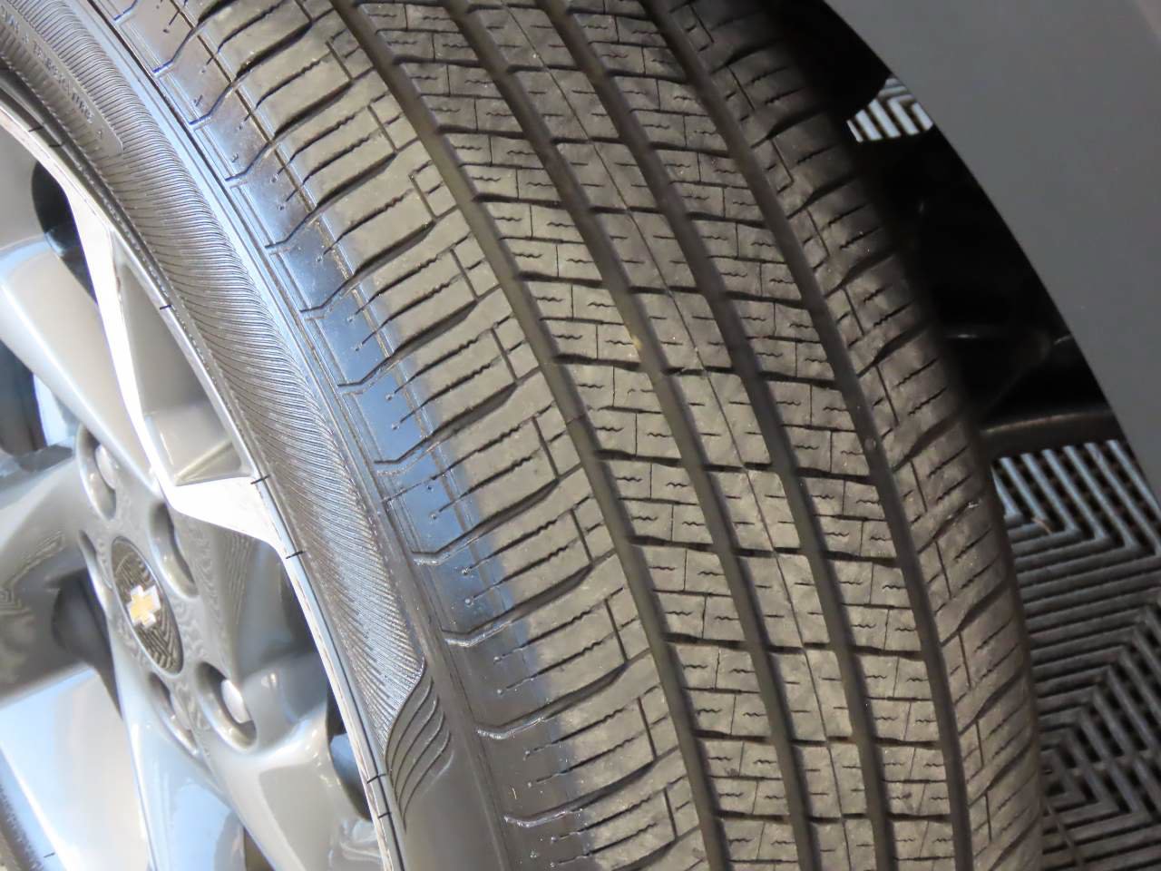 Used 2025 Chevrolet Trax LT FWD image 8