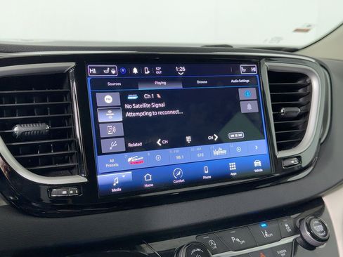 Used 2024 Chrysler Pacifica Touring-L image 23