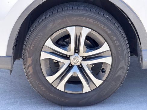 Used 2018 Toyota RAV4 LE FWD image 4