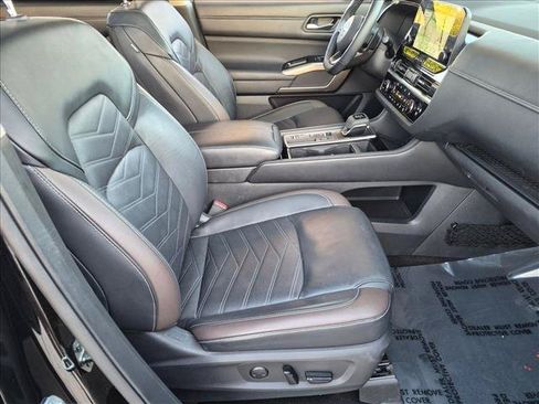 Used 2024 Nissan Pathfinder Platinum FWD image 21