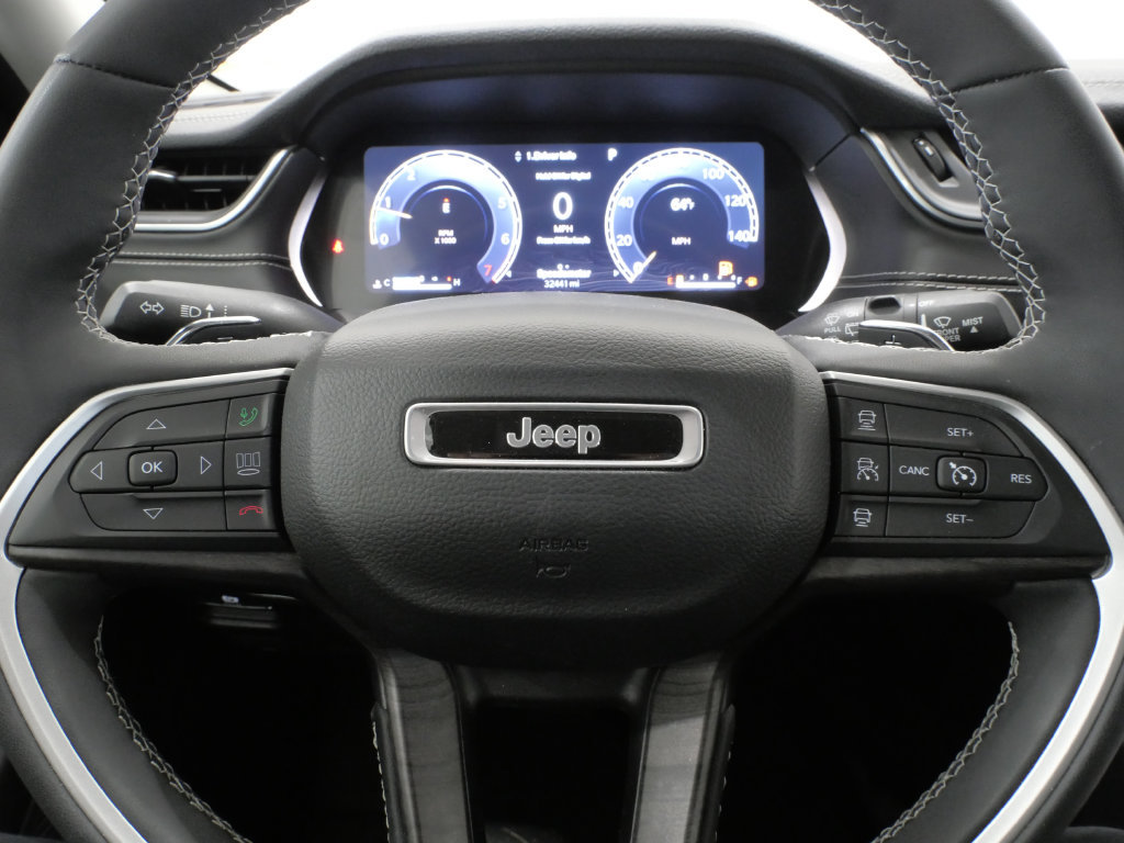 Used 2023 Jeep Grand Cherokee Limited w/ Luxury Tech Group II AWD/4WD image 15