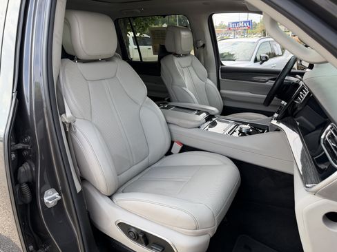 Used 2022 Jeep Wagoneer Series III w/ Premium Group I AWD/4WD image 38