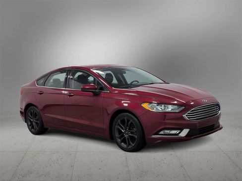 Used 2018 Ford Fusion SE w/ Equipment Group 201A image 2