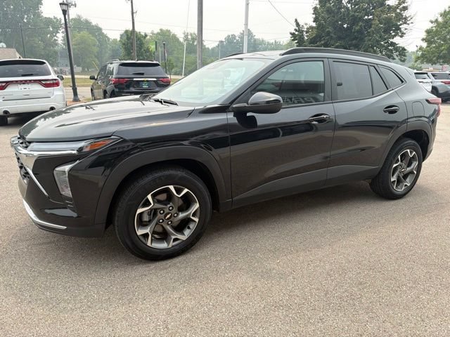 Used 2025 Chevrolet Trax LT w/ Sunroof Package FWD image 7