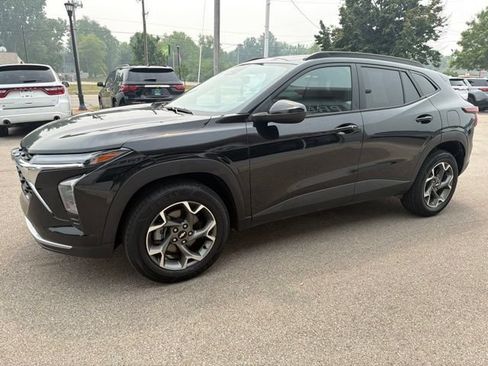 Used 2025 Chevrolet Trax LT w/ Sunroof Package FWD image 7