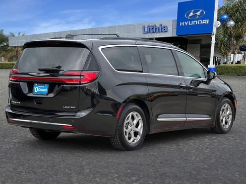 Used 2023 Chrysler Pacifica Limited image 3