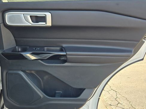 Used 2023 Ford Explorer Platinum w/ Technology Package AWD/4WD image 16