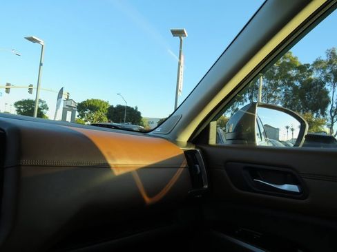 Used 2022 Nissan Pathfinder Platinum w/ Cargo Package image 31