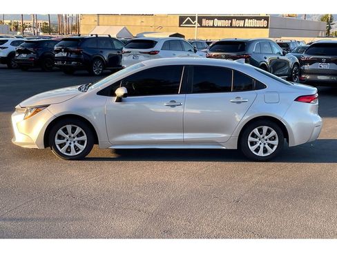 Used 2022 Toyota Corolla LE image 2