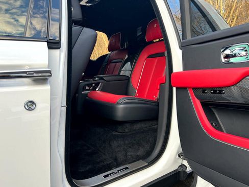 Used 2022 Rolls-Royce Cullinan Black Badge image 45