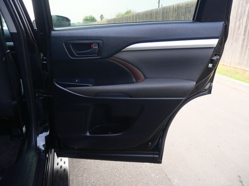 Used 2019 Toyota Highlander LE image 12