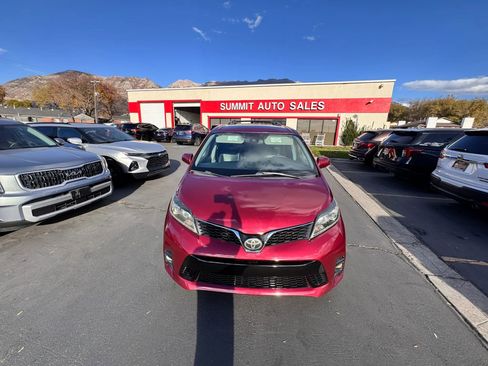Used 2018 Toyota Sienna SE Premium image 9