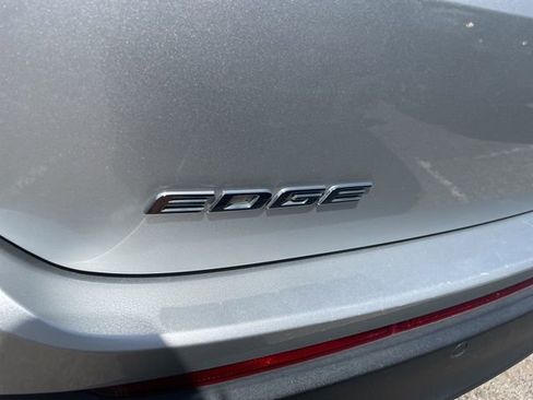 Used 2018 Ford Edge Titanium w/ Technology Package FWD image 10