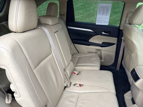 Used 2017 Toyota Highlander XLE image 14