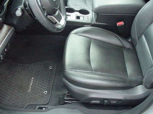 Used 2018 Subaru Outback 2.5i Limited image 12