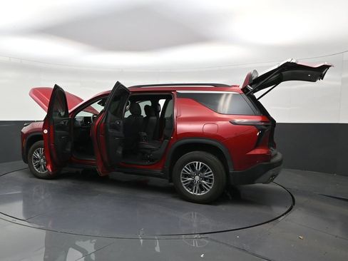Used 2025 Chevrolet Traverse LT FWD image 31