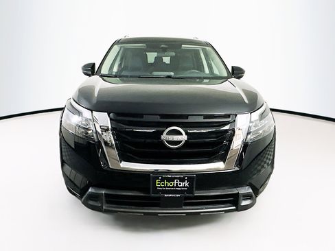 Used 2025 Nissan Pathfinder SV image 2