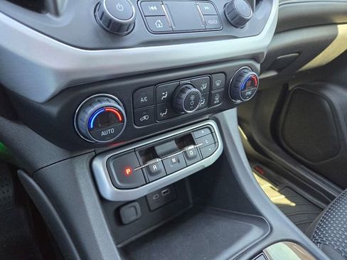 Used 2023 GMC Acadia SLE image 17