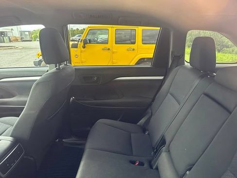 Used 2019 Toyota Highlander LE AWD/4WD image 7