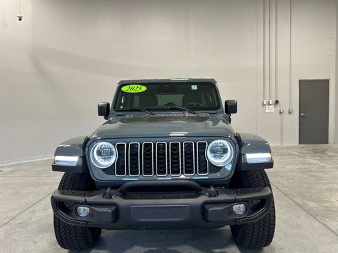 Used 2025 Jeep Wrangler Unlimited Sahara AWD/4WD image 3