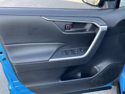 Used 2019 Toyota RAV4 LE w/ Carpet Mat Package AWD/4WD image 12
