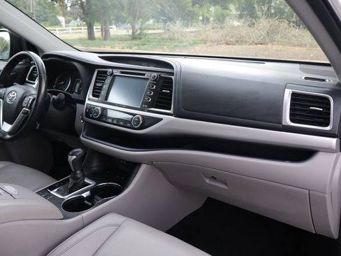 Used 2019 Toyota Highlander XLE AWD/4WD image 18