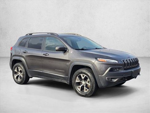 Used 2017 Jeep Cherokee Trailhawk image 3