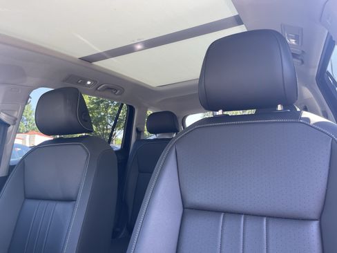Used 2023 Volkswagen Tiguan SE w/ Panoramic Sunroof Package FWD image 8