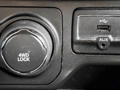 Used 2020 Jeep Renegade Limited image 24