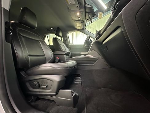 Used 2022 Ford Explorer XLT w/ Equipment Group 202A AWD/4WD image 24
