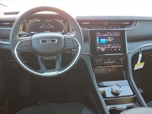 New 2025 Jeep Grand Cherokee Altitude image 5