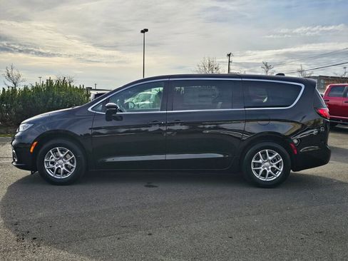 New 2026 Chrysler Pacifica Select image 6