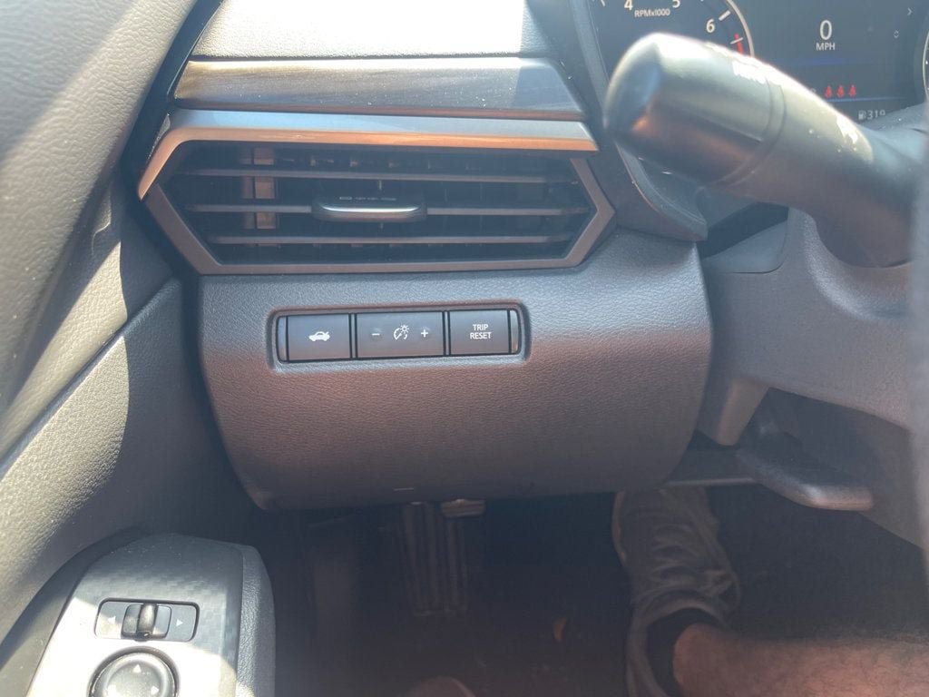 Used 2025 Nissan Altima 2.5 SV FWD image 15