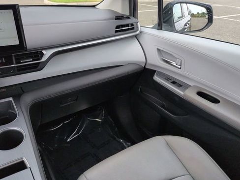 Used 2025 Toyota Sienna XLE FWD image 17
