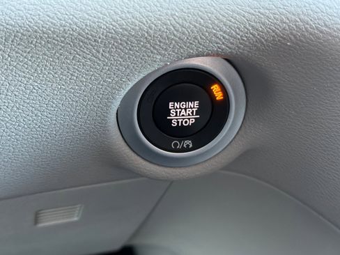 Used 2024 Chrysler Pacifica Touring-L image 22