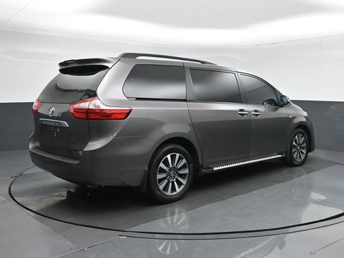 Used 2018 Toyota Sienna Limited image 7
