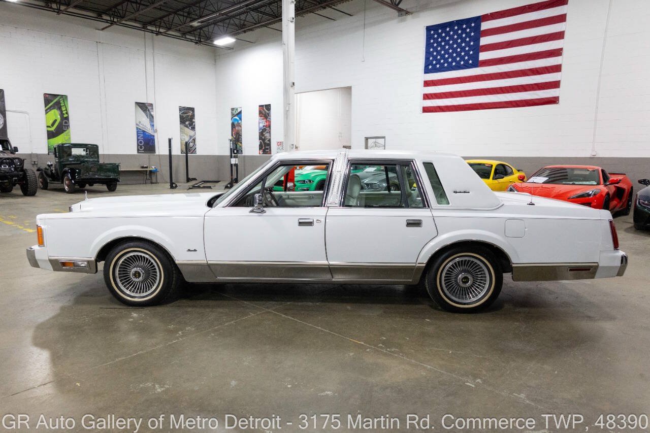 Used 1989 Lincoln Town Car Signature RWD image 3