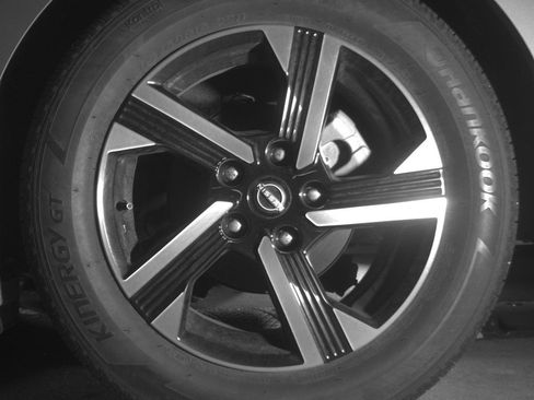 Used 2025 Nissan Sentra SV FWD image 14
