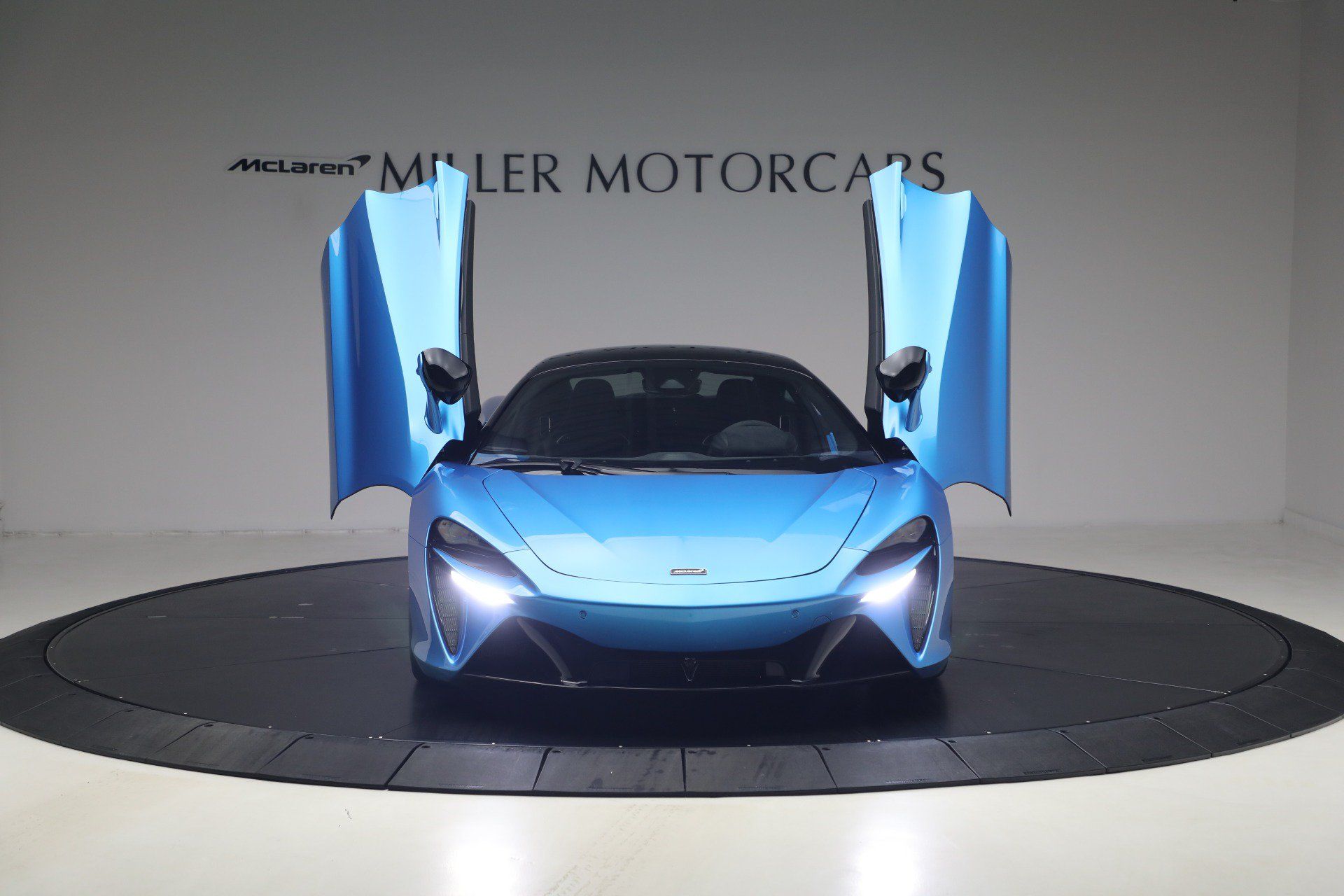 Used 2024 McLaren Artura RWD image 13