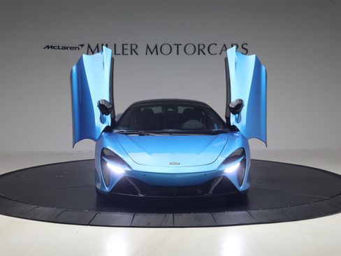 Used 2024 McLaren Artura RWD image 13