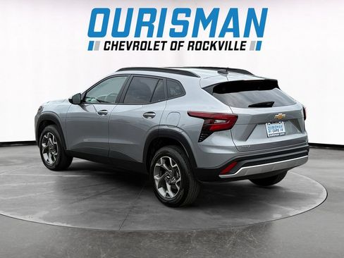 Used 2025 Chevrolet Trax LT w/ LT Convenience Package FWD image 4
