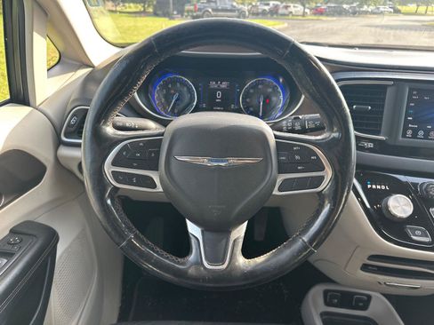 Used 2019 Chrysler Pacifica Touring-L FWD image 16