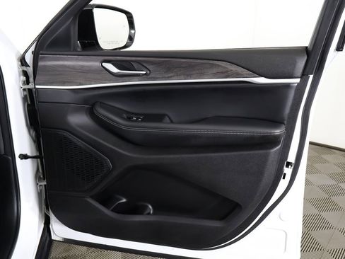 Used 2023 Jeep Grand Cherokee Limited w/ Black Appearance Package image 27