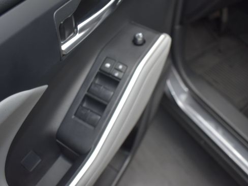 Used 2023 Toyota Highlander XLE FWD image 13
