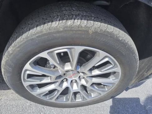 Used 2025 GMC Yukon XL Denali AWD/4WD image 13